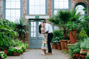 Couple kissing at the mobot garden